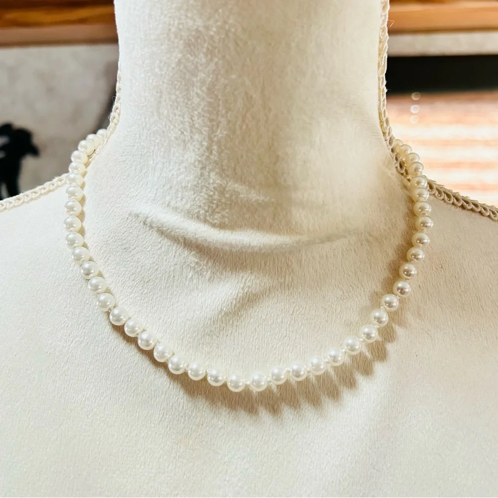 Vintage 6mm hand knotted white glass pearl necklace - Picture 2 of 7